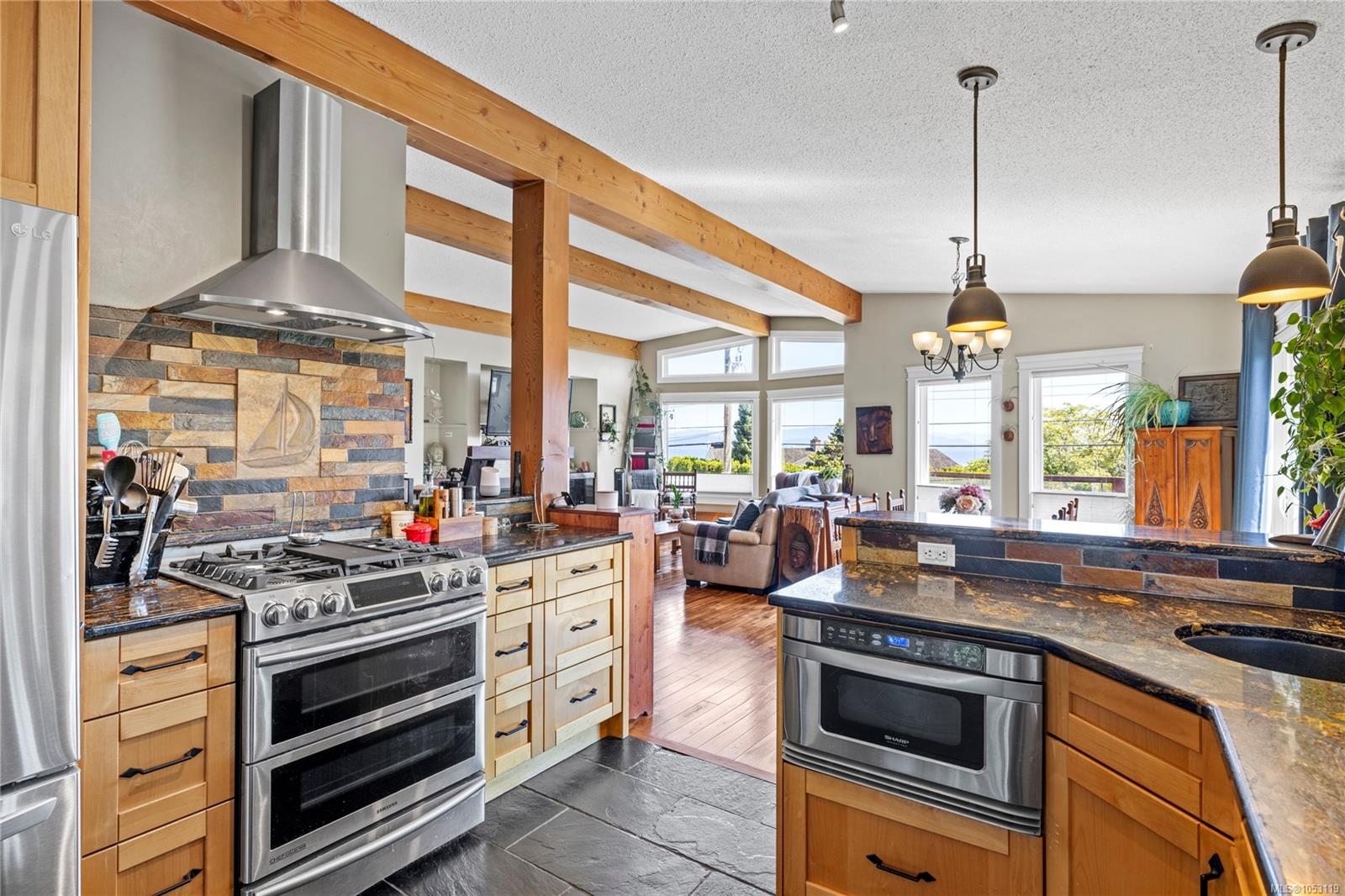 885 Glenhale Cres — listing photo 4 of 96