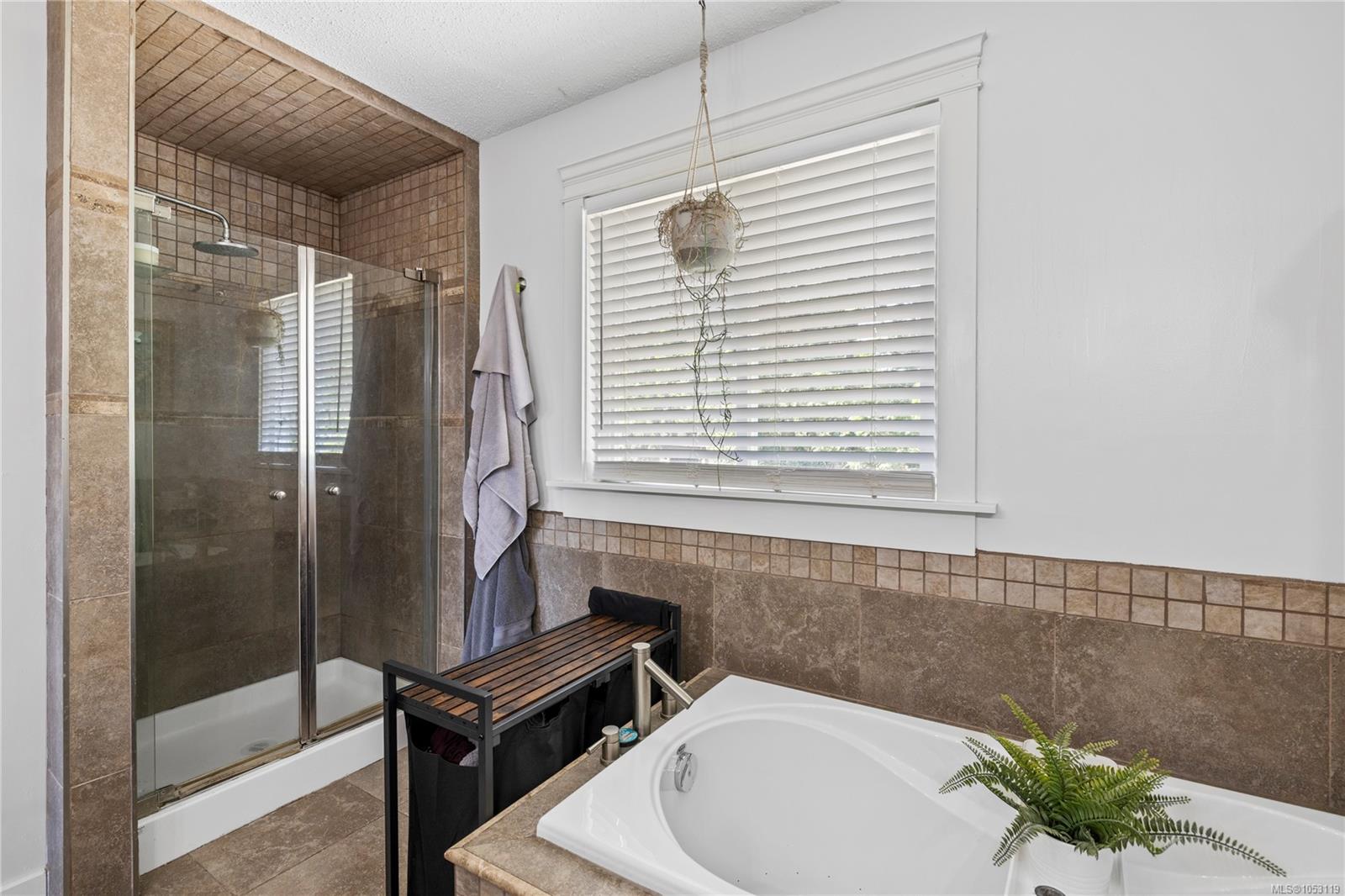 885 Glenhale Cres — listing photo 9 of 96