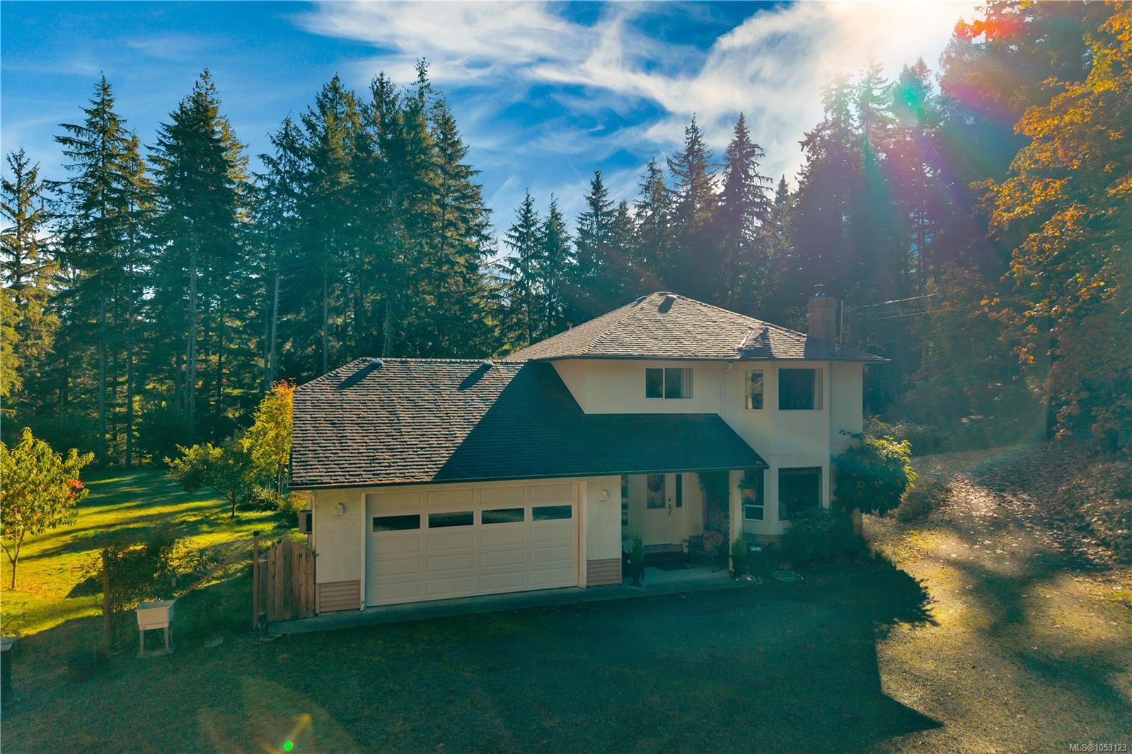 1492 Hyacinthe Bay Rd — listing photo 2 of 58