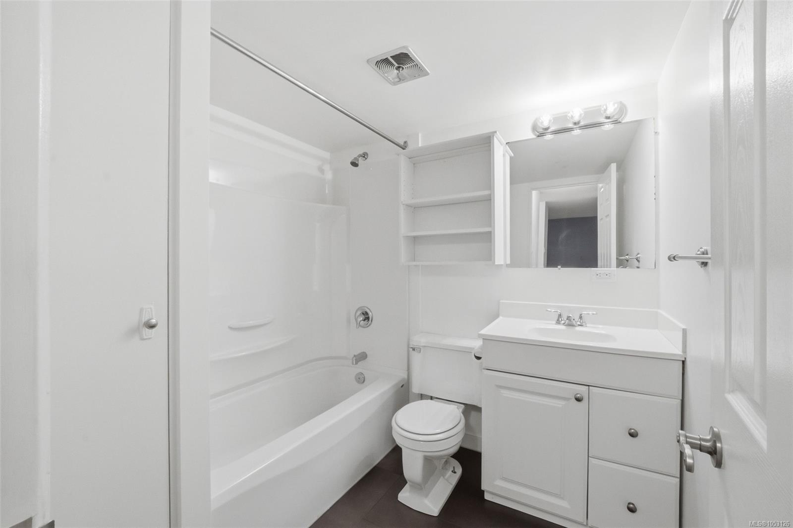 4204-997 Bowen Rd — listing photo 9 of 26