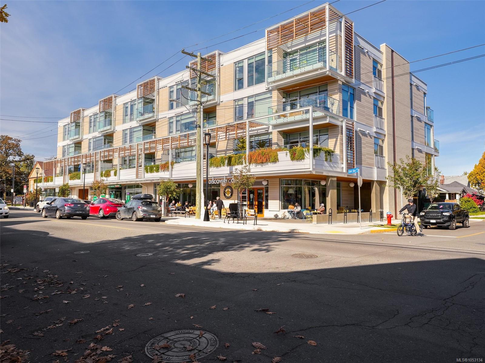 210-1916 Oak Bay Ave — listing photo 2 of 31