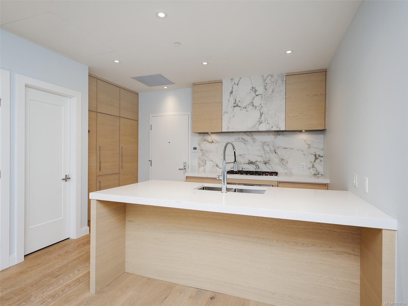 210-1916 Oak Bay Ave — listing photo 12 of 31