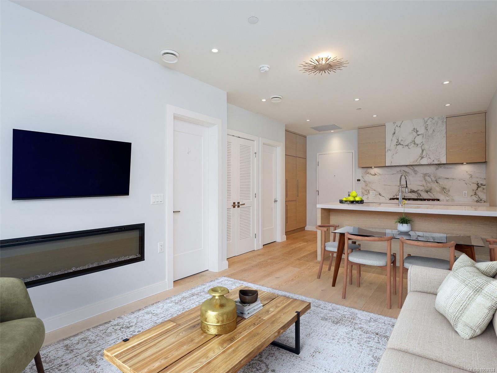 210-1916 Oak Bay Ave — listing photo 3 of 31