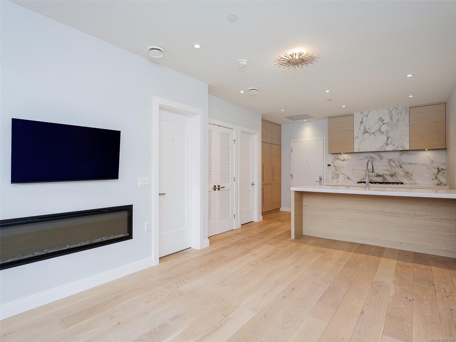 210-1916 Oak Bay Ave — listing photo 4 of 31