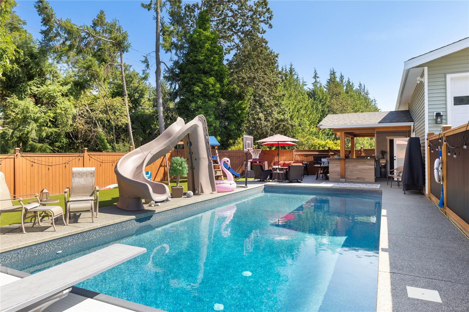 1988 Maple Bay Rd — listing photo 7 of 64