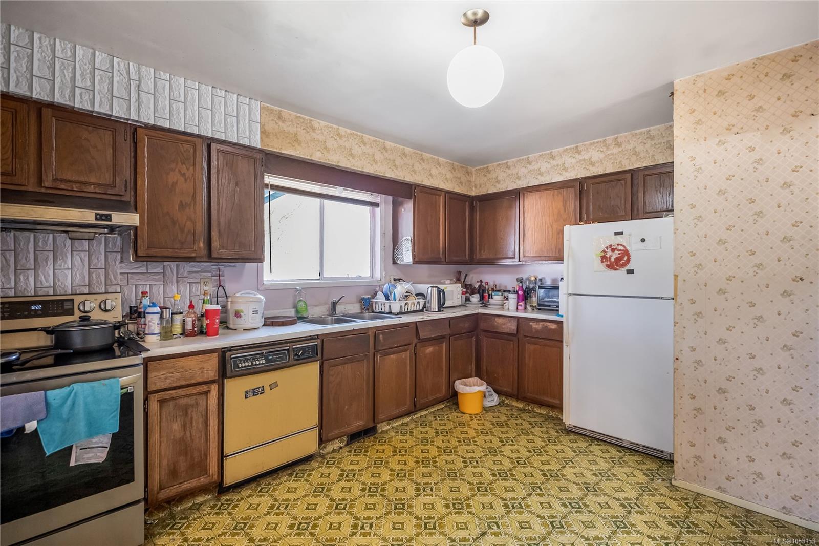 1774 Feltham Rd — listing photo 5 of 38
