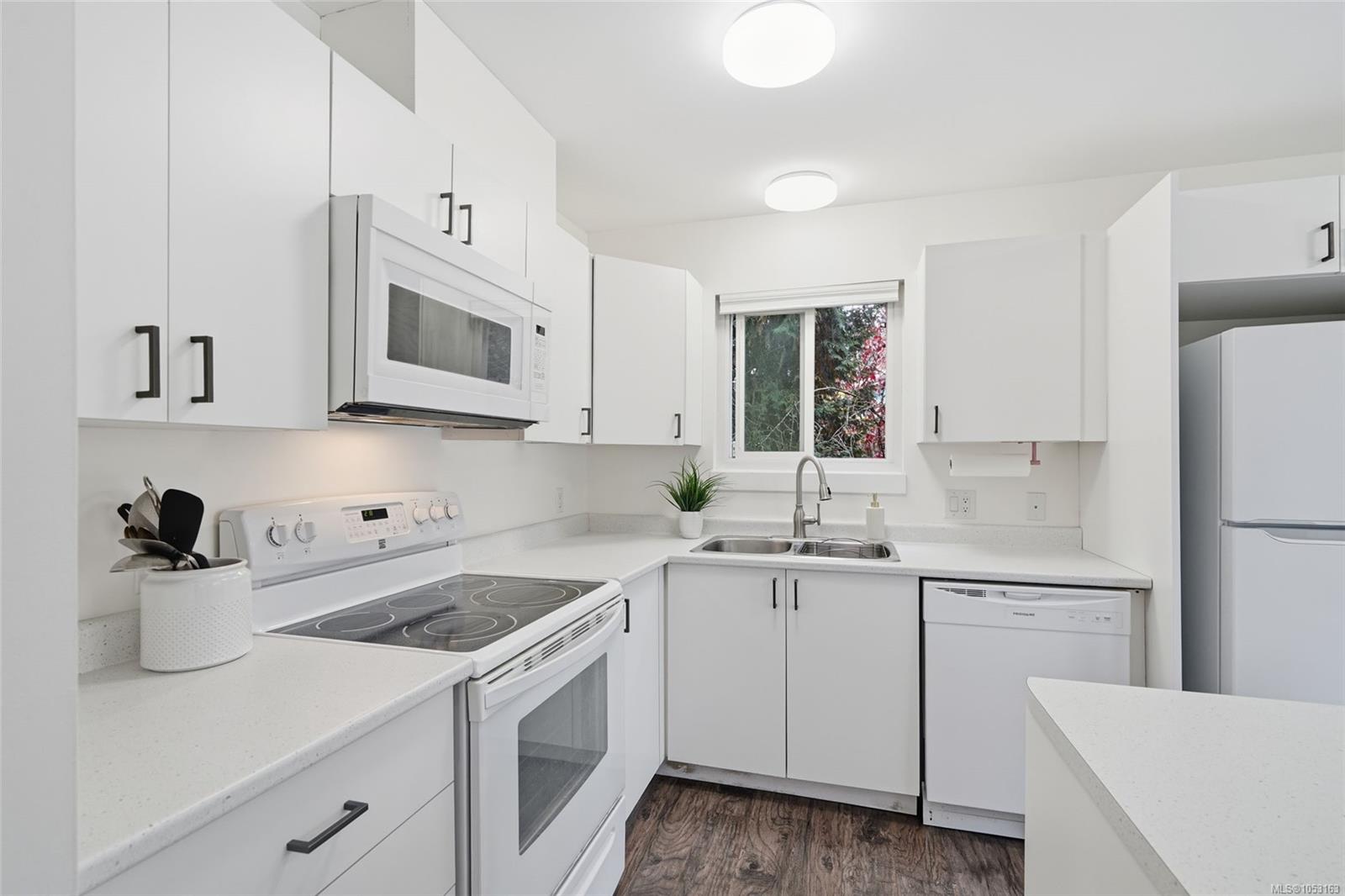 4-10 Ashlar Ave — listing photo 11 of 39