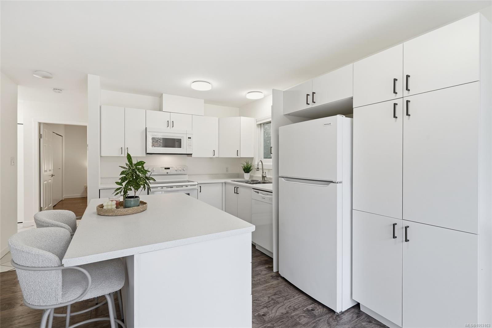 4-10 Ashlar Ave — listing photo 13 of 39