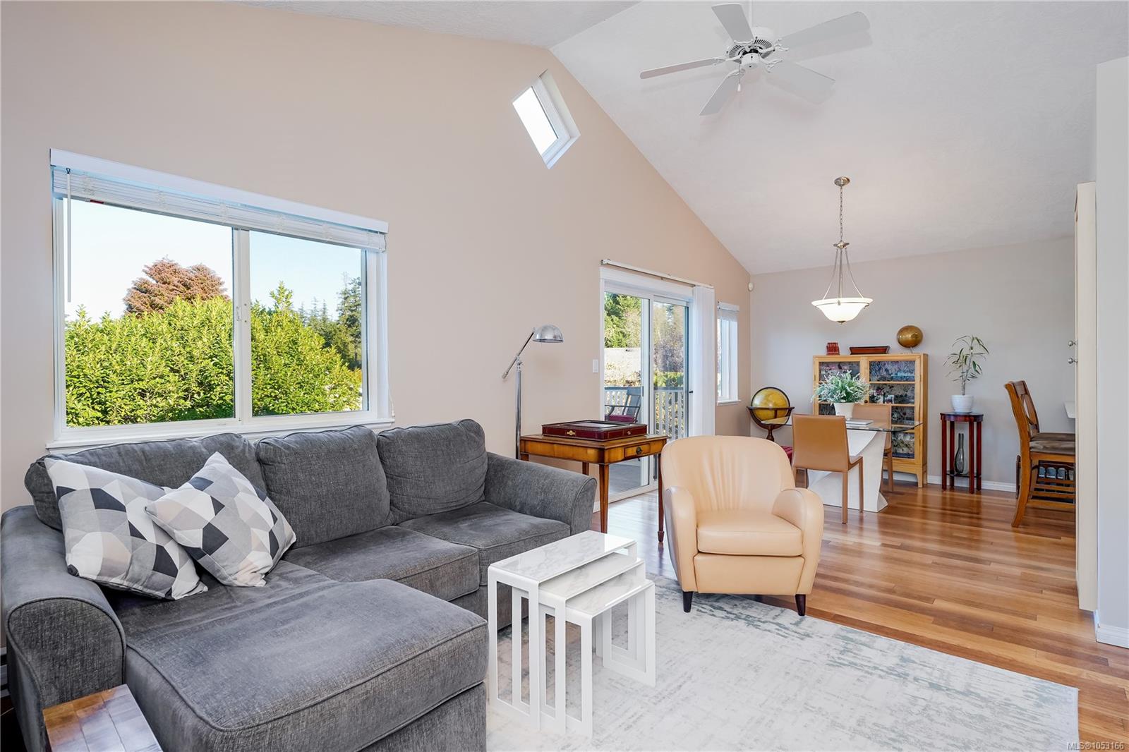 8 Stoneridge Dr — listing photo 5 of 33