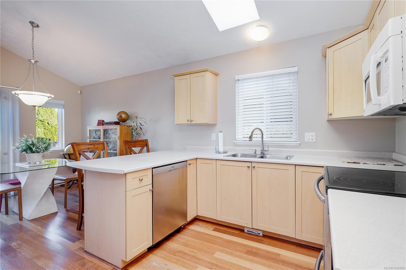 8 Stoneridge Dr — listing photo 9 of 33