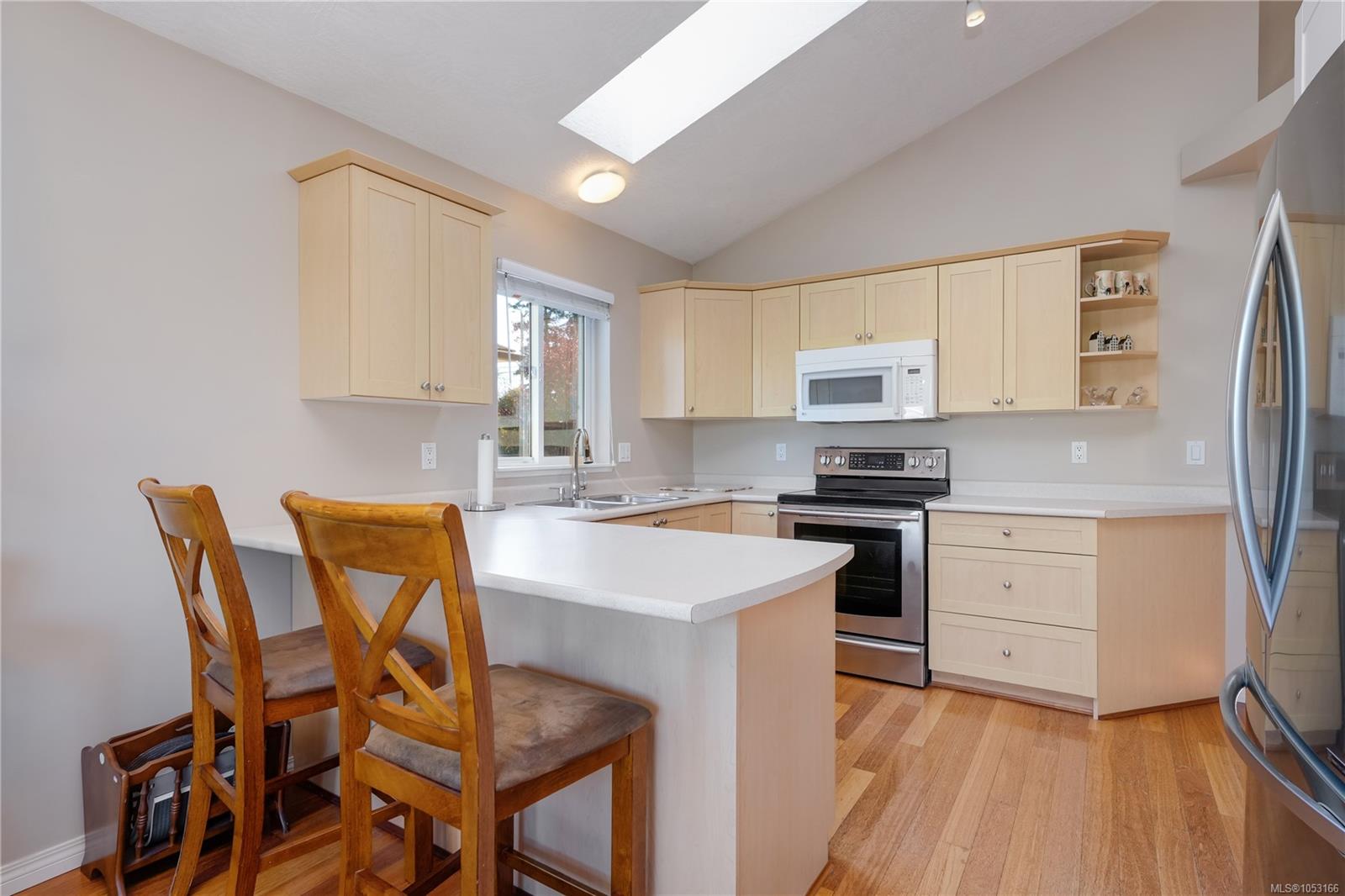 8 Stoneridge Dr — listing photo 10 of 33