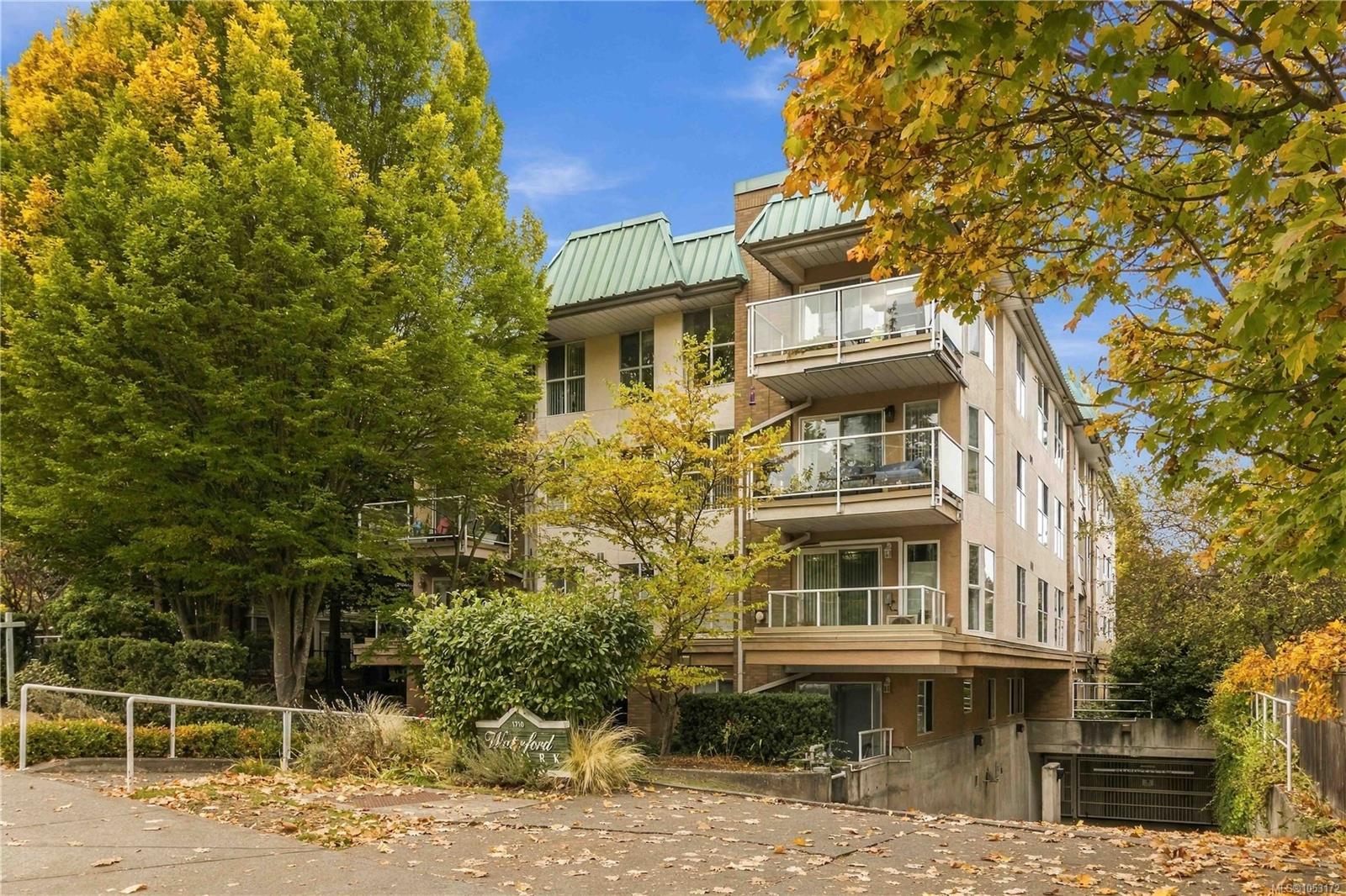 203-1710 Fort St — listing photo 2 of 29