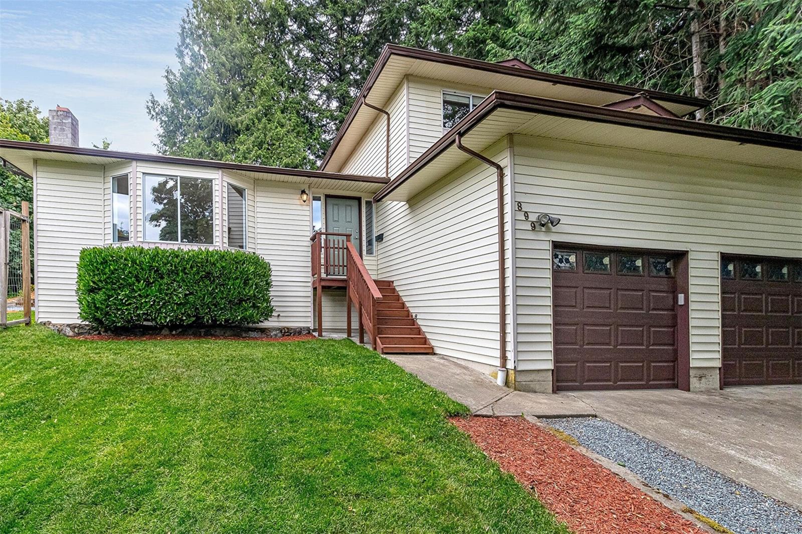899 Cecil Blogg Dr — listing photo 2 of 25