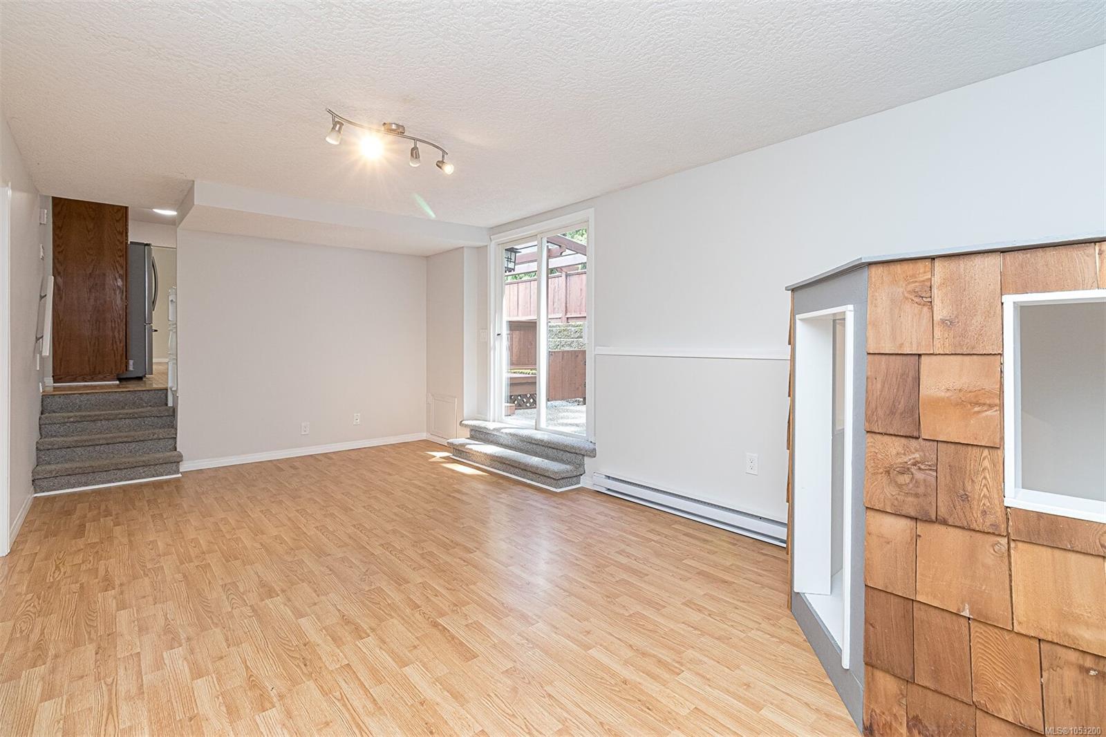 899 Cecil Blogg Dr — listing photo 12 of 25