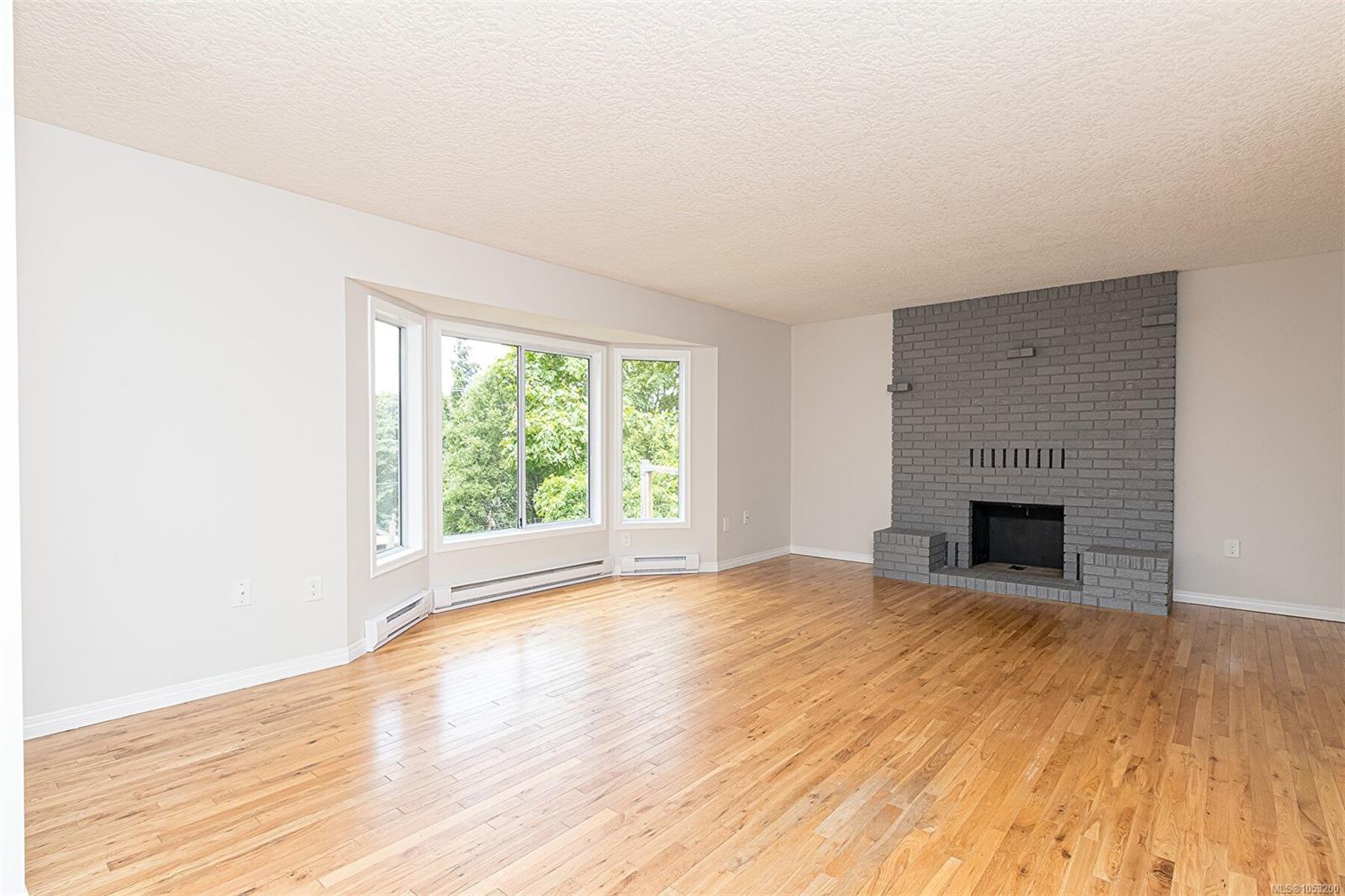 899 Cecil Blogg Dr — listing photo 4 of 25