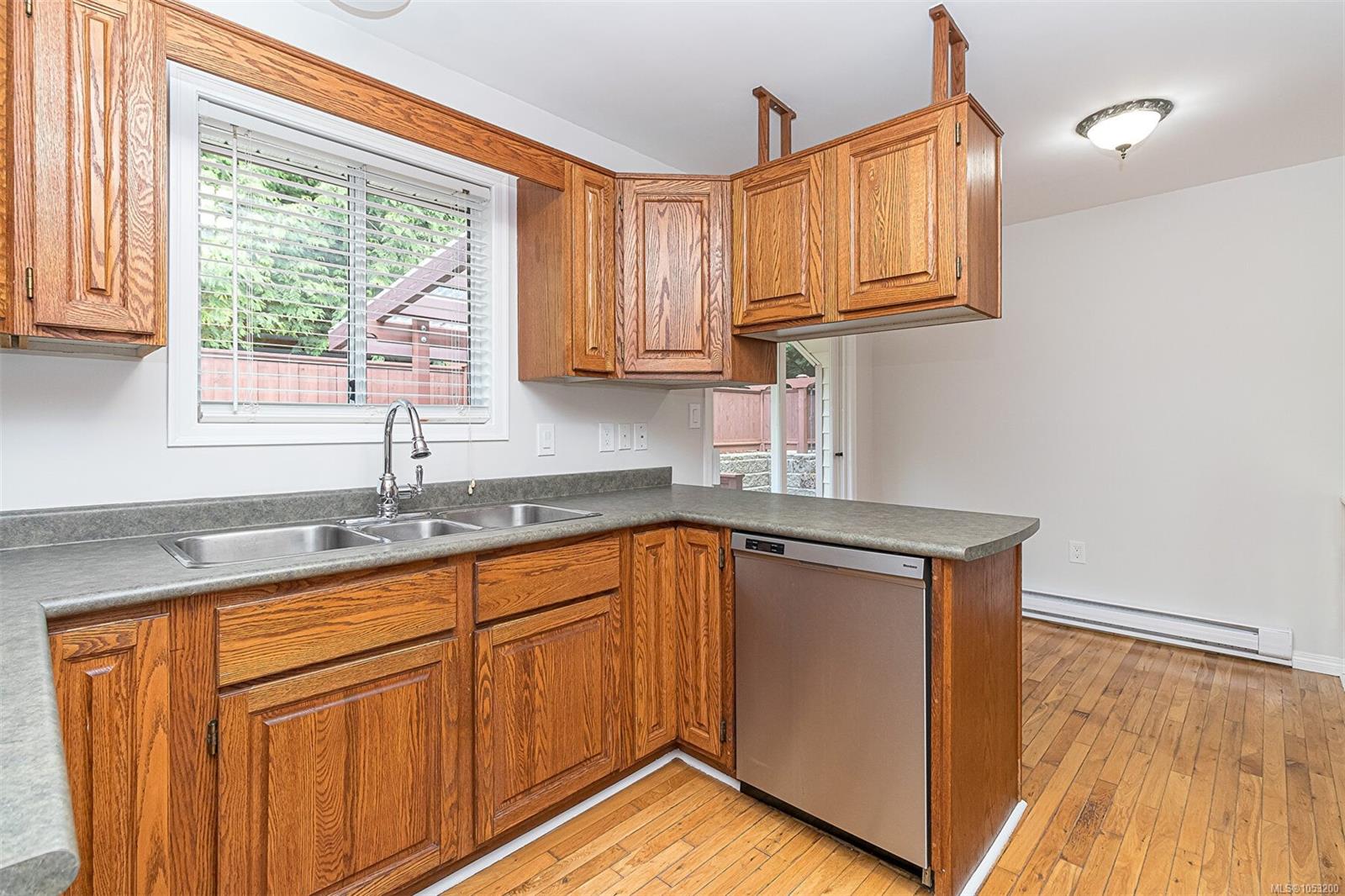 899 Cecil Blogg Dr — listing photo 7 of 25