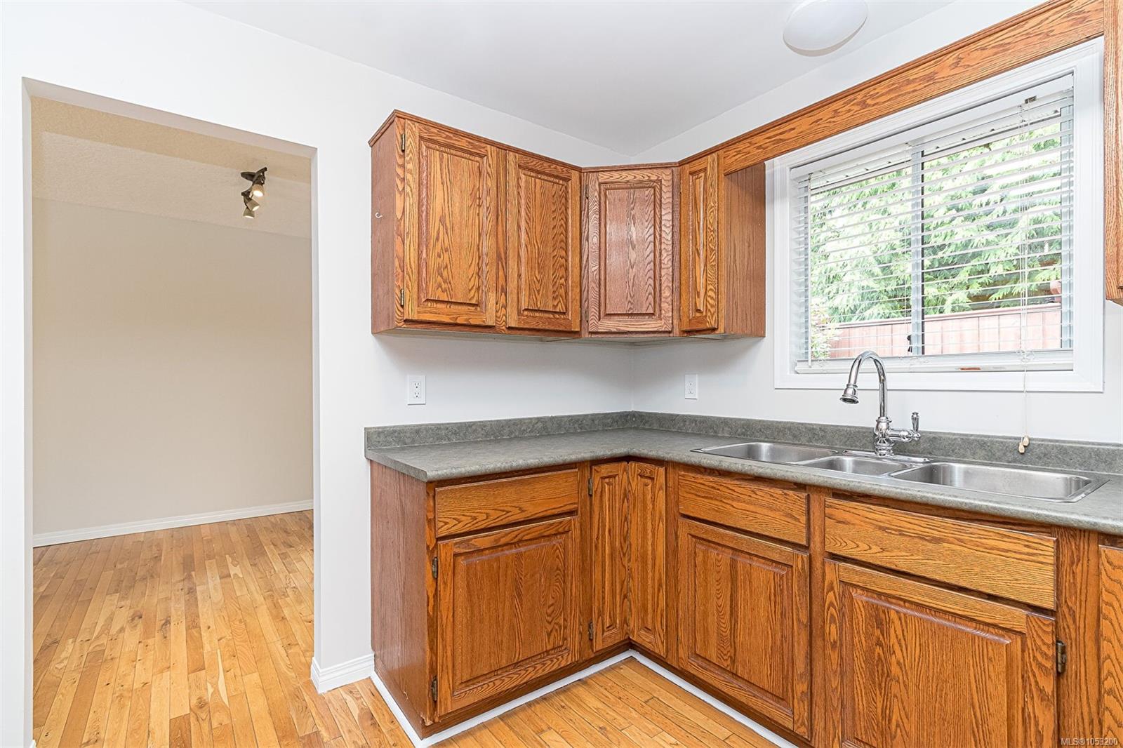 899 Cecil Blogg Dr — listing photo 8 of 25