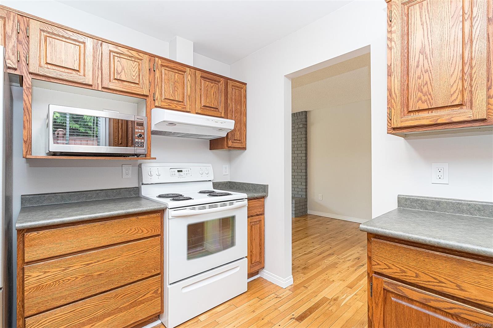899 Cecil Blogg Dr — listing photo 9 of 25