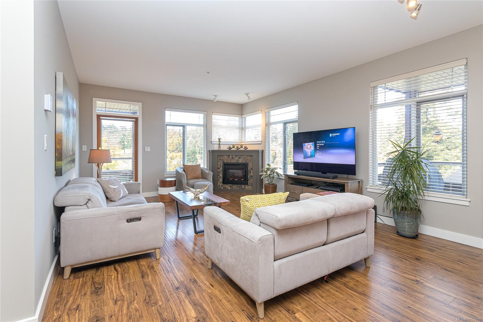 305E-1115 Craigflower Rd — listing photo 6 of 40