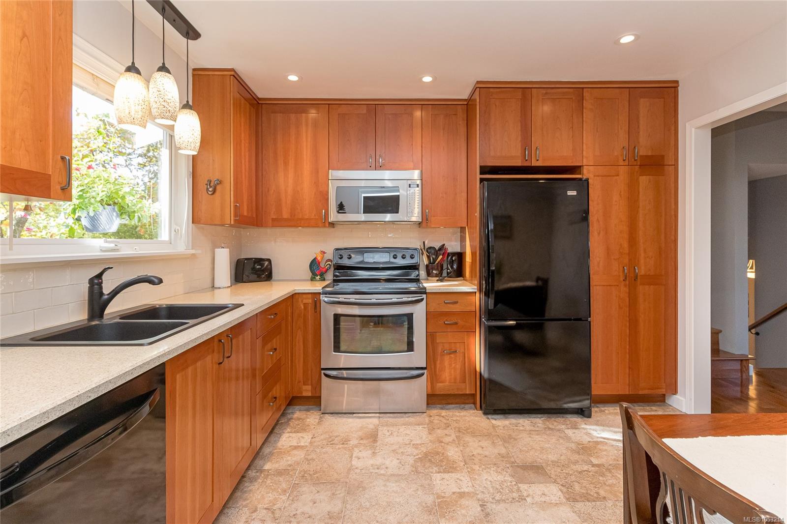 1025 Waverly Terr — listing photo 7 of 38