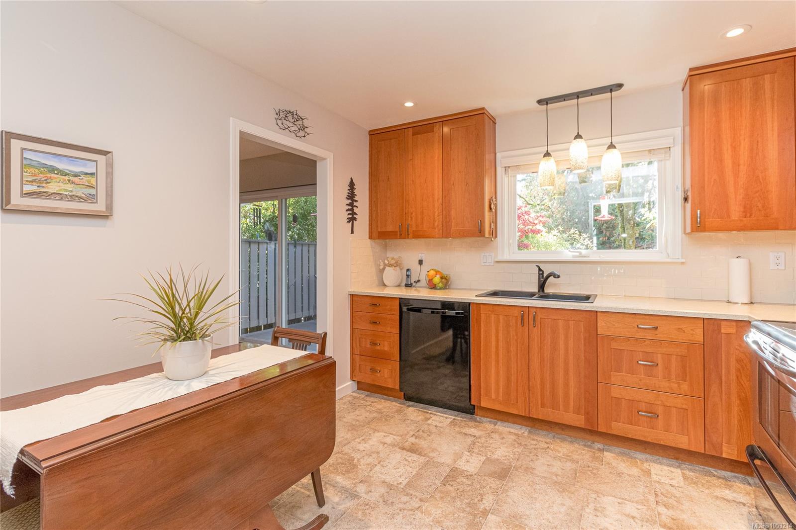 1025 Waverly Terr — listing photo 8 of 38