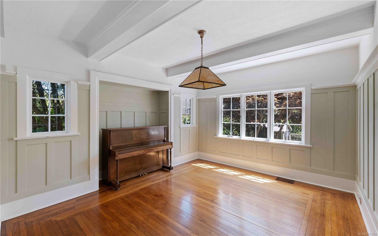 1562 Richardson St — listing photo 11 of 61