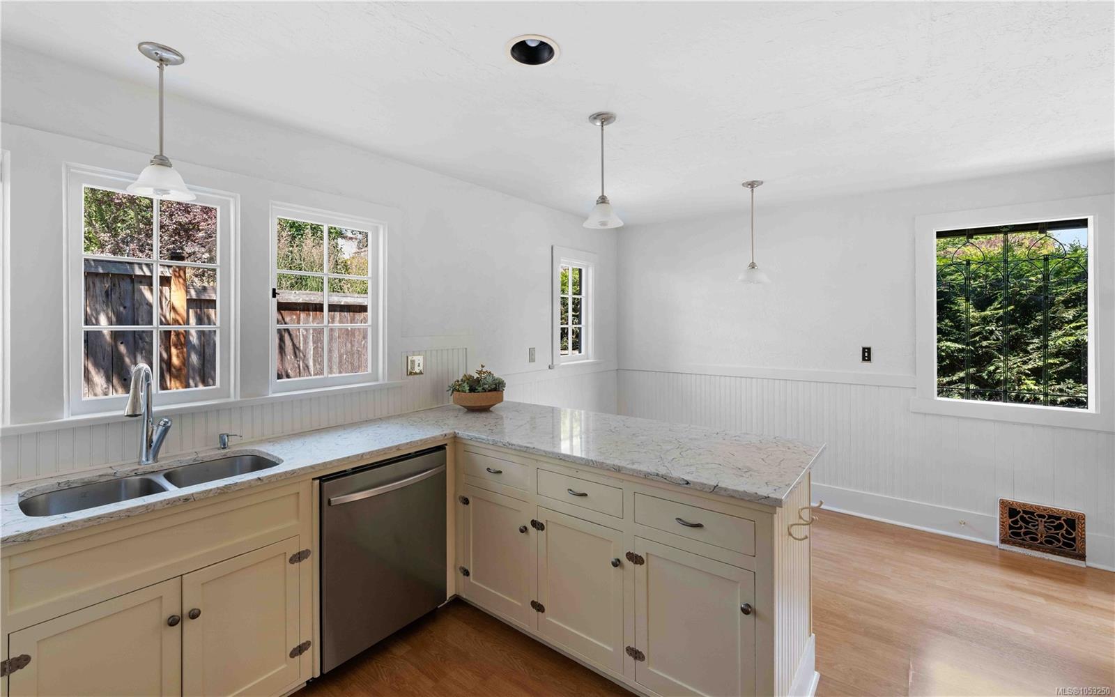 1562 Richardson St — listing photo 13 of 61