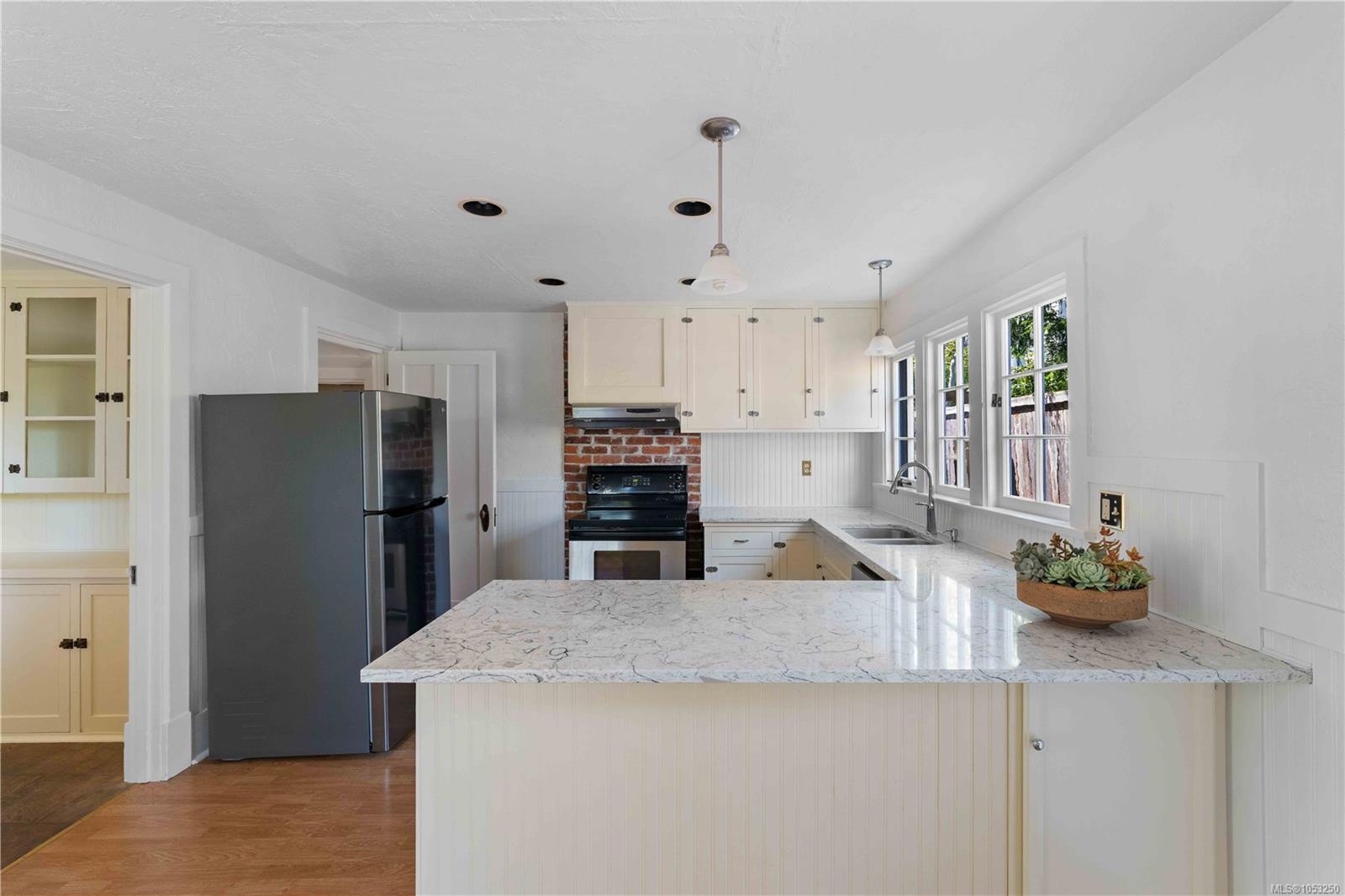 1562 Richardson St — listing photo 14 of 61