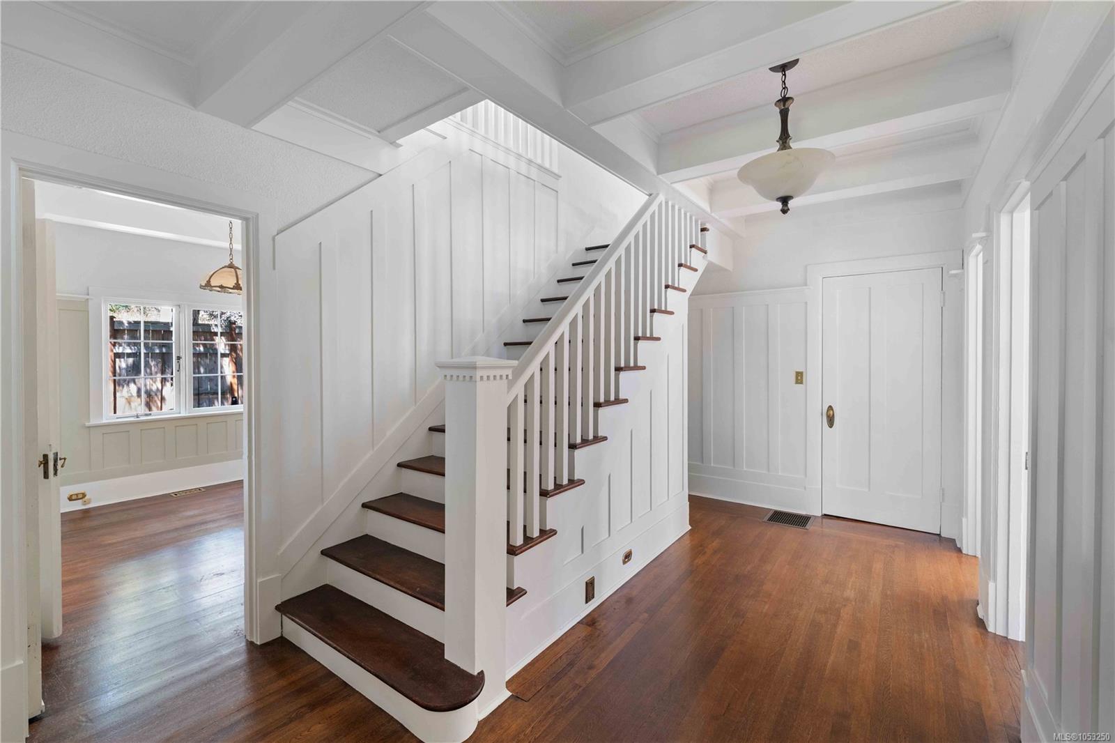 1562 Richardson St — listing photo 5 of 61