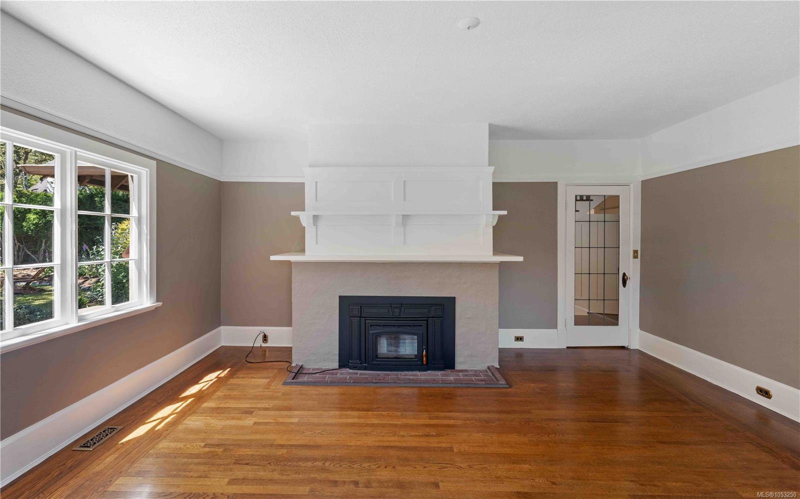 1562 Richardson St — listing photo 9 of 61