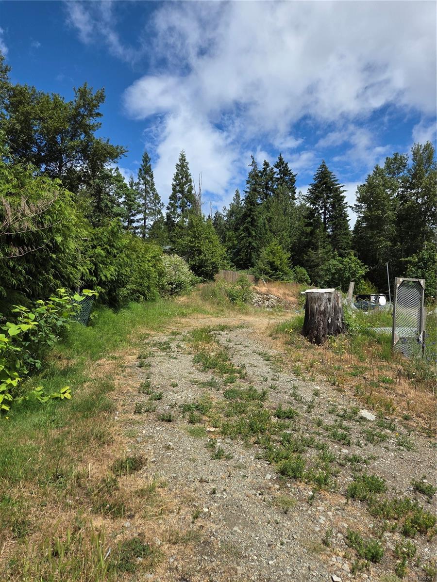 1824 Swartz Bay Rd — listing photo 3 of 11