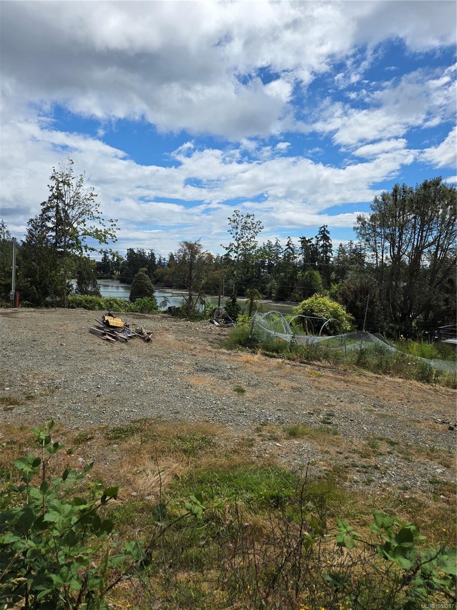 1824 Swartz Bay Rd — listing photo 4 of 11