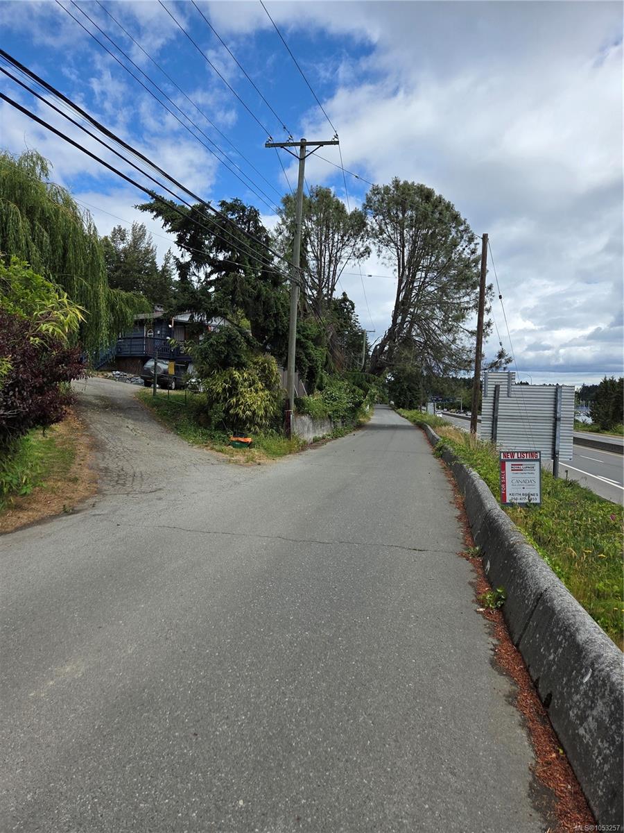 1824 Swartz Bay Rd — listing photo 8 of 11