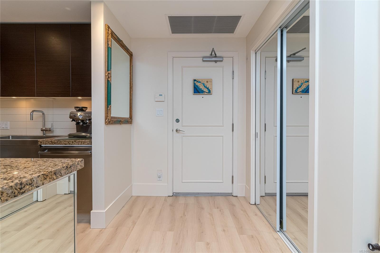 610-1400 Lynburne Pl — listing photo 8 of 33