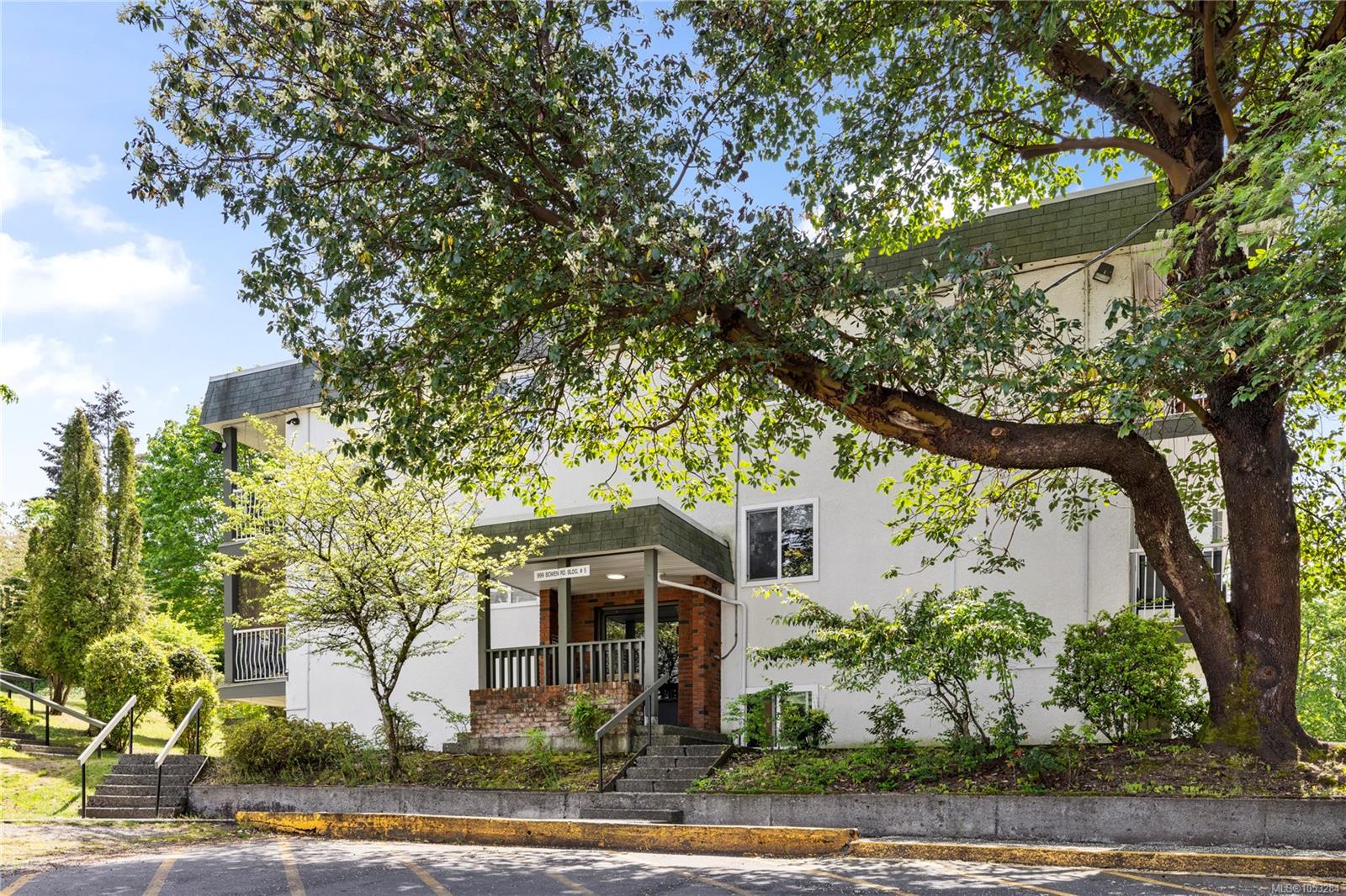 5302-999 Bowen Rd — listing photo 2 of 25