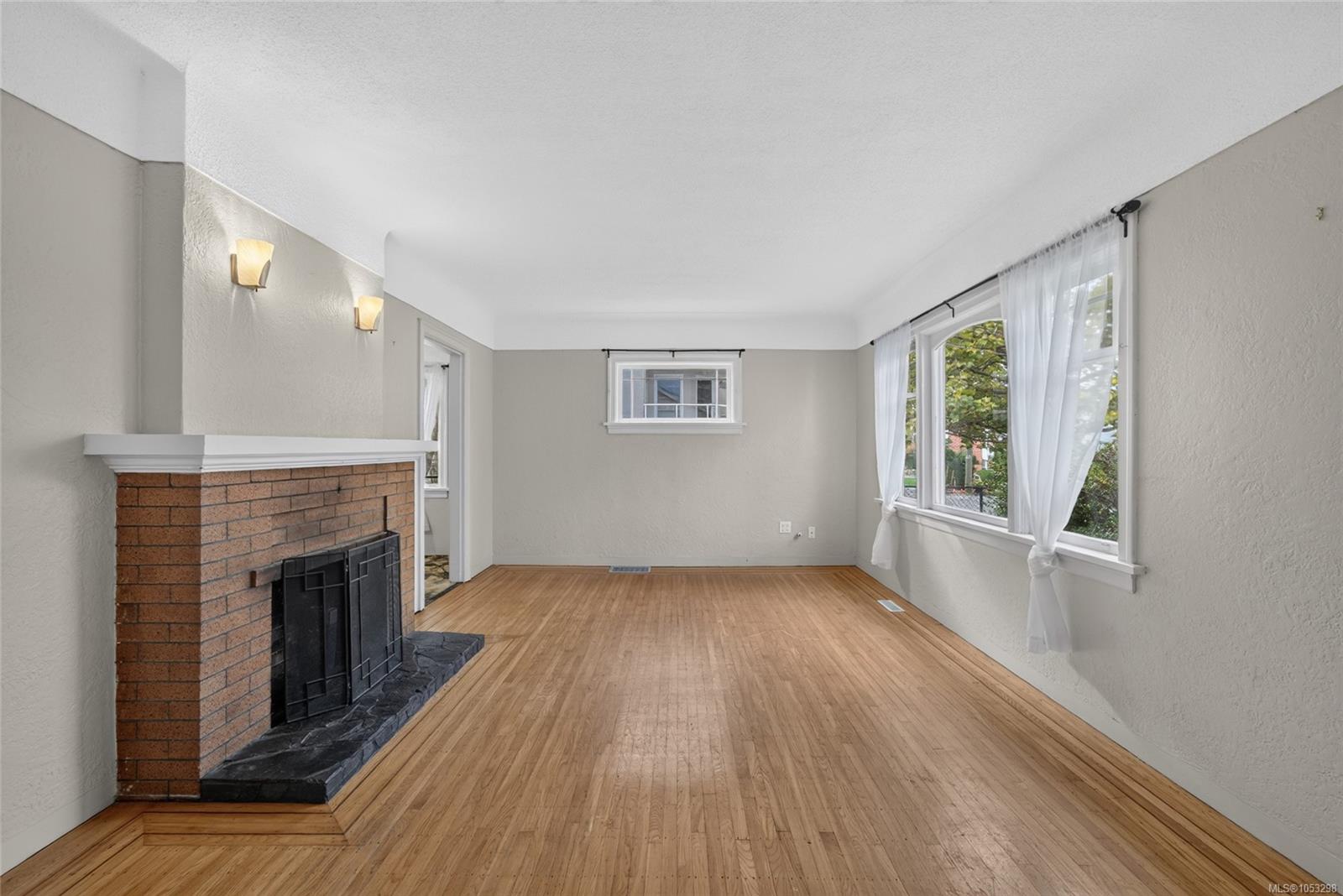 3219 RUTLEDGE St — listing photo 5 of 34
