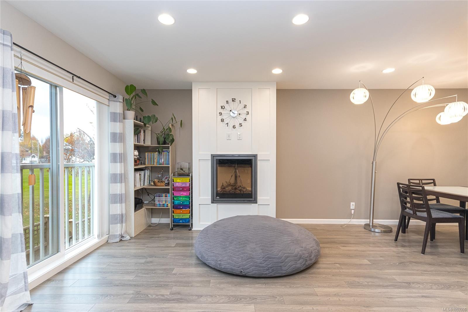 8-3356 Whittier Ave — listing photo 11 of 36