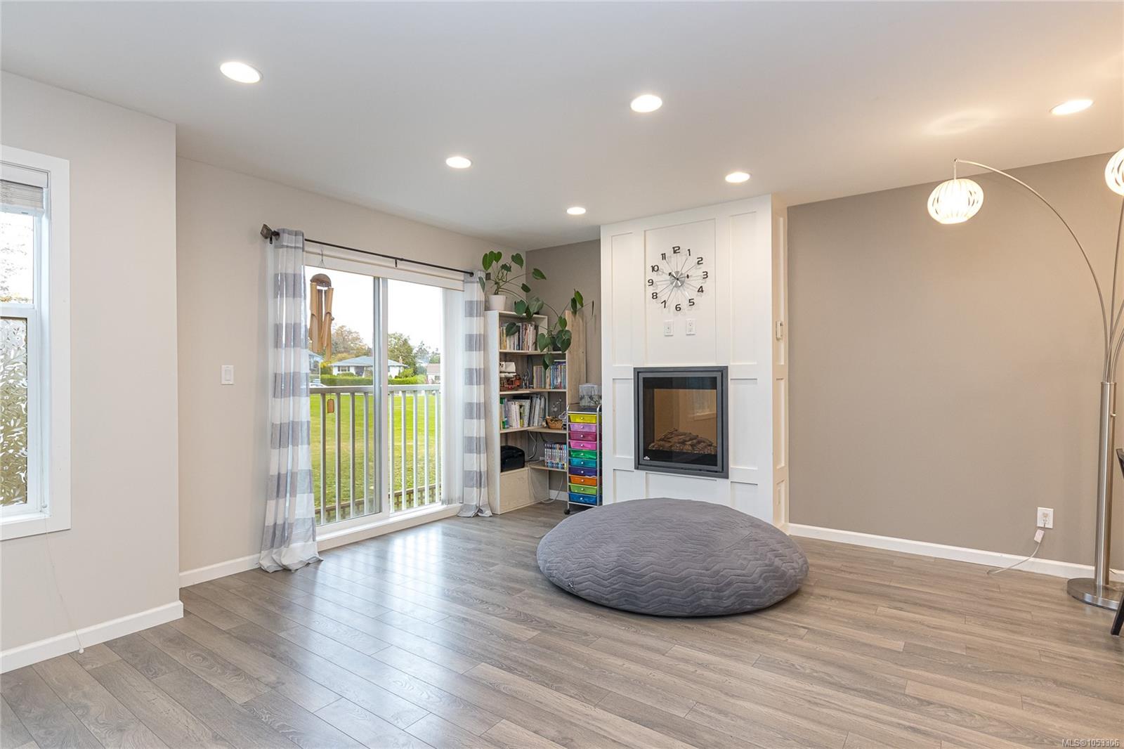 8-3356 Whittier Ave — listing photo 9 of 36