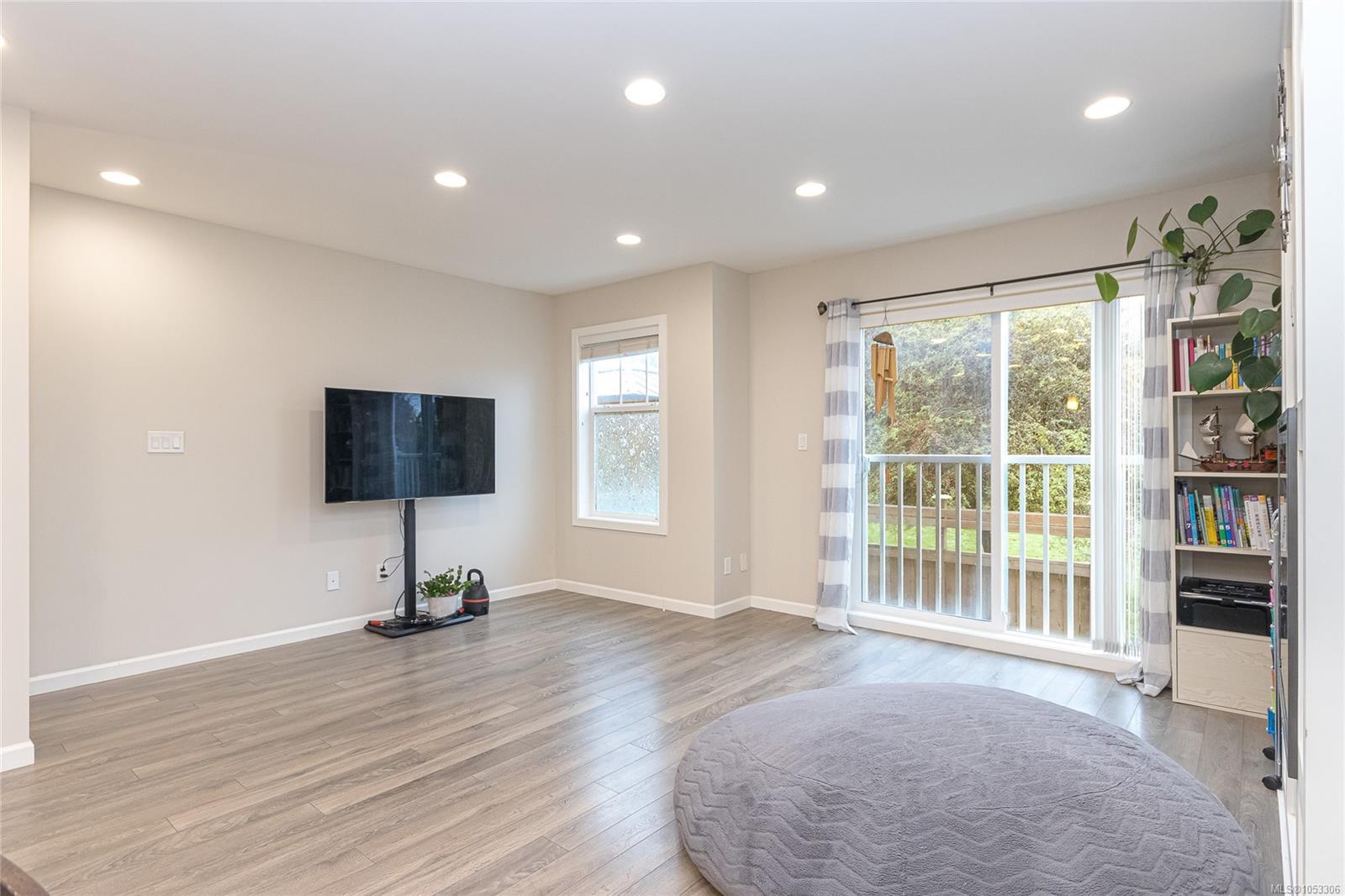 8-3356 Whittier Ave — listing photo 10 of 36