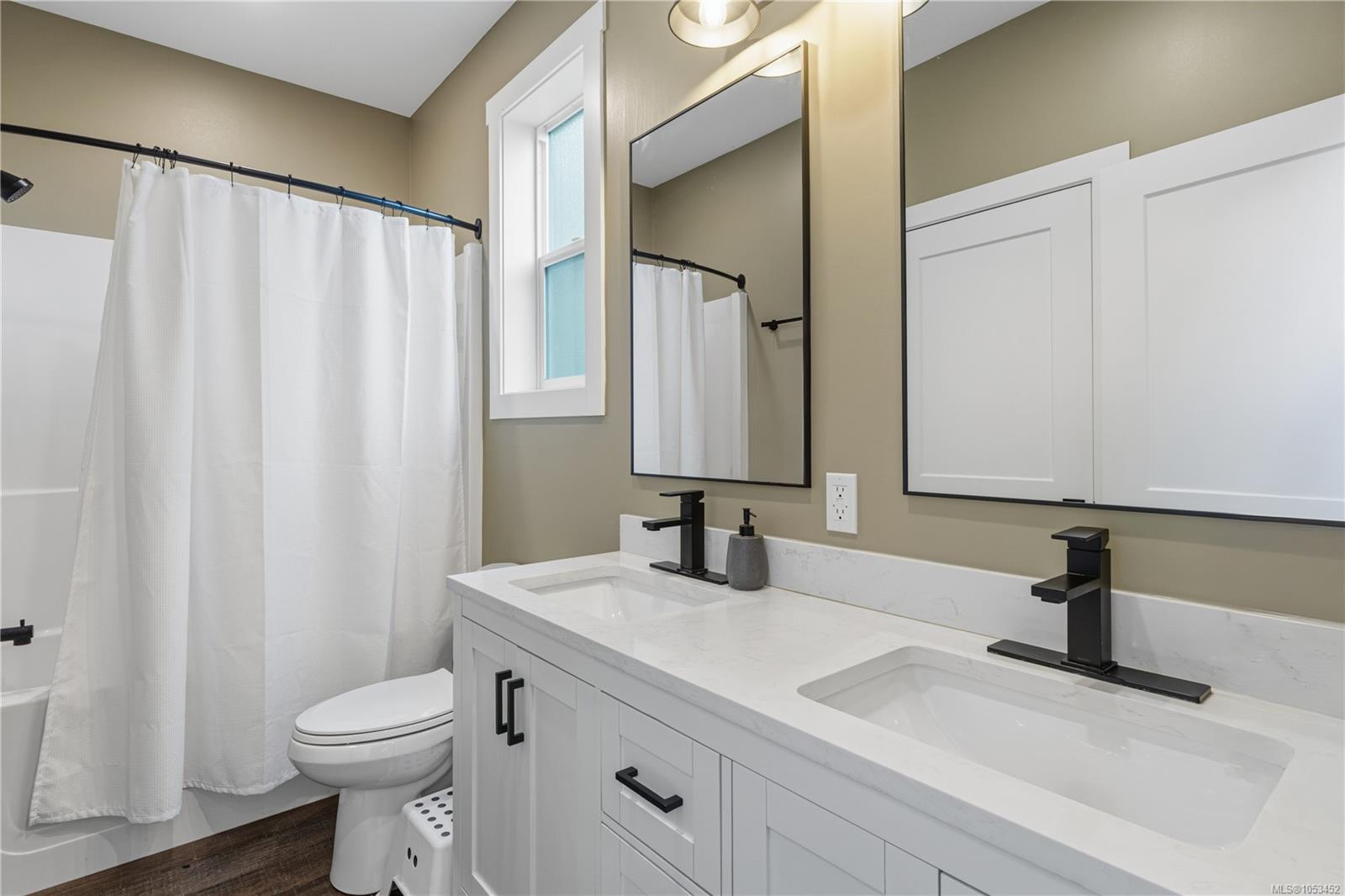 1518 Pacific Cres — listing photo 13 of 85